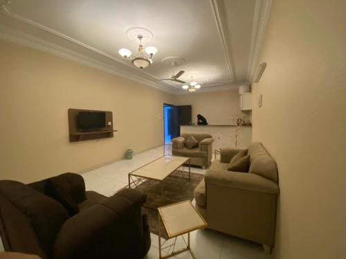 a living room with couches and a flat screen tv at فيفيندا أحلى مكان خميس مشيط in Khamis Mushayt