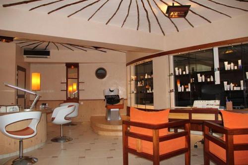 TV a/nebo společenská místnost v ubytování Movenpick Resort Lamantin Saly