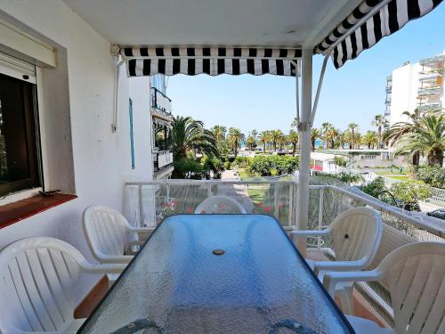 balcón con mesa azul y sillas blancas en Apartment Sicilia-2 by Interhome, en Salou