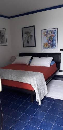1 dormitorio con 1 cama grande en una habitación en Residenza del Pascià - Appartamento Camphora en Oggebbio