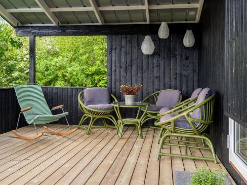 eine Terrasse mit Stühlen und einem Tisch auf einer Terrasse in der Unterkunft Holiday Home Stiane - all inclusive - 100m to the inlet by Interhome in Børkop