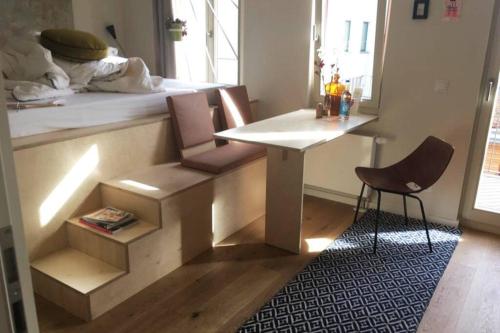 a room with a table and two chairs and a table at Arbio I Lax Apartments in Leipzig