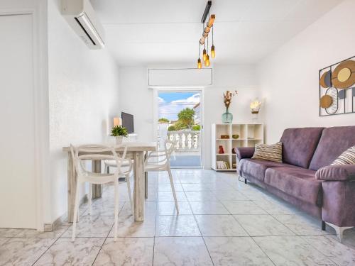 - un salon avec un canapé et une table dans l'établissement Apartment Bahia 58 by Interhome, à Empuriabrava