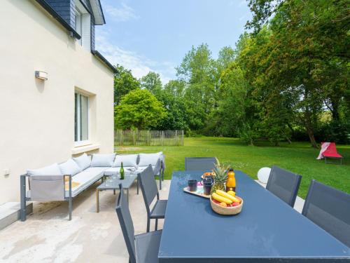 une table et des chaises bleues sur une terrasse dans l'établissement Holiday Home Penhors by Interhome, à Plovan