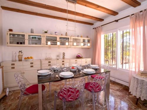 une salle à manger avec une table et des chaises et une fenêtre dans l'établissement Holiday Home Casa Moser by Interhome, à Jávea