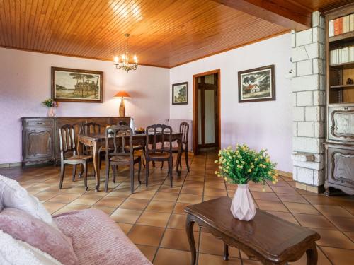 Televisyen dan/atau pusat hiburan di Holiday Home Maisouet by Interhome