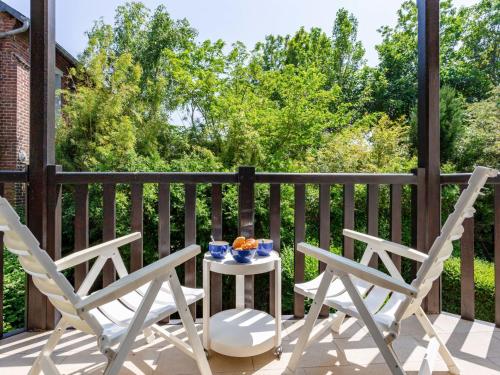 une paire de chaises et une table sur une terrasse couverte dans l'établissement Apartment Pavillon Gabriel by Interhome, à Trouville-sur-Mer