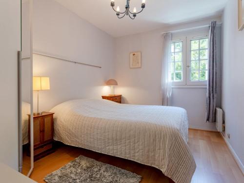 une chambre blanche avec un lit et une fenêtre dans l'établissement Apartment Pavillon Gabriel by Interhome, à Trouville-sur-Mer