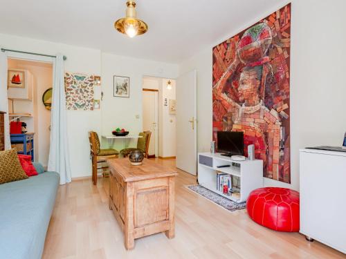 un salon avec un canapé et une télévision dans l'établissement Apartment Pavillon Gabriel by Interhome, à Trouville-sur-Mer