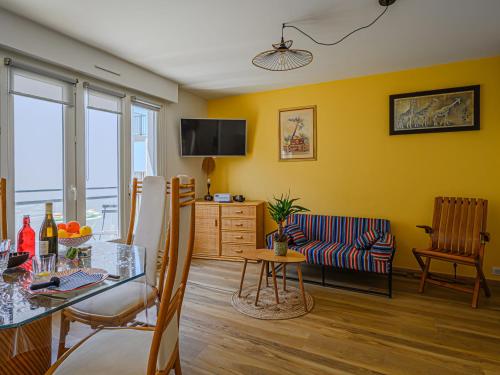 un salon avec une table et un canapé dans l'établissement Studio Résidence Anna Breizh by Interhome, à Quiberon