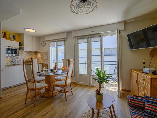 une cuisine et une salle à manger avec une table et des chaises dans l'établissement Studio Résidence Anna Breizh by Interhome, à Quiberon
