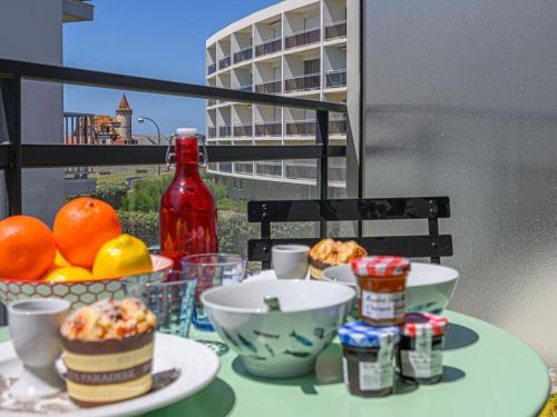 une table avec de la nourriture et des boissons sur un balcon dans l'établissement Studio Résidence Anna Breizh by Interhome, à Quiberon