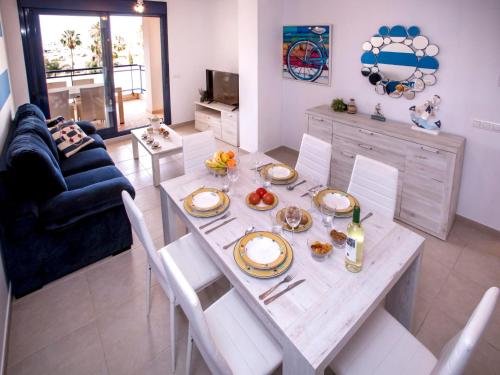 un soggiorno con tavolo e cibo sopra di Apartment Sueños del Mar I-3 by Interhome a Denia