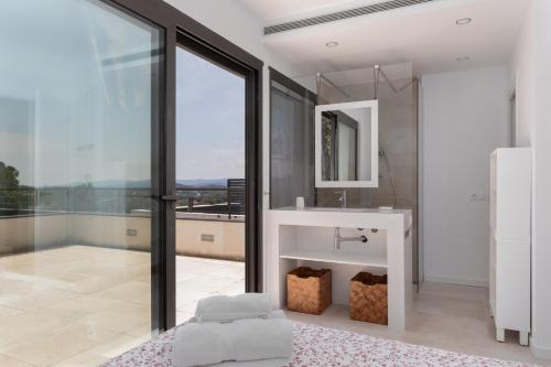 a bathroom with a sink and a mirror at VILLA PUERTO RICO in Llafranc