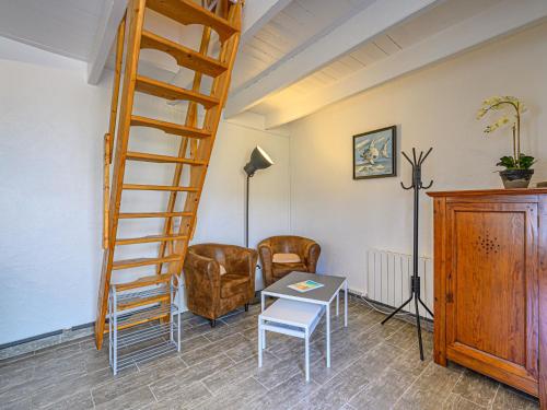 un salon avec un escalier en colimaçon et une table dans l'établissement Holiday Home Maison Des Lilas by Interhome, à Quiberon