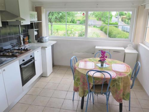 une cuisine avec une table et des chaises ainsi qu'une fenêtre dans l'établissement Holiday Home Rillettes by Interhome, à Lascaux