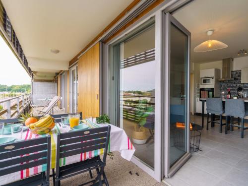 Cette chambre dispose d'un balcon avec une table et de la nourriture. dans l'établissement Apartment Rivadour 2 by Interhome, à Bayonne