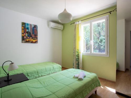 - une chambre avec 2 lits verts et une fenêtre dans l'établissement Holiday Home La Grenadière by Interhome, à Saint-Paul-de-Vence