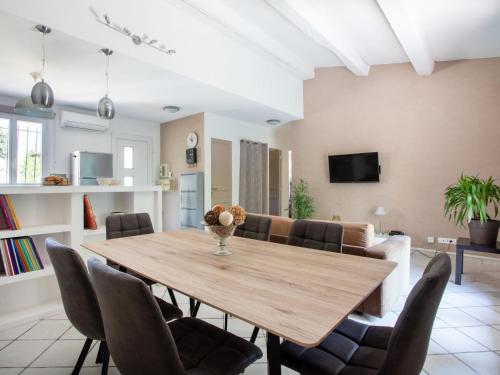 une salle à manger avec une table et des chaises en bois dans l'établissement Holiday Home La Grenadière by Interhome, à Saint-Paul-de-Vence