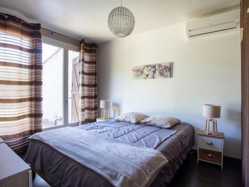 une chambre avec un lit et une fenêtre dans l'établissement Holiday Home La Grenadière by Interhome, à Saint-Paul-de-Vence