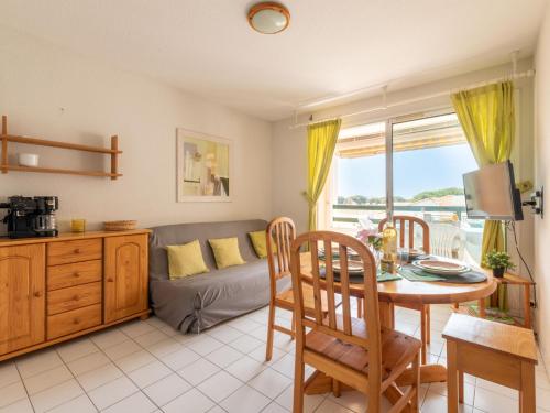 un salon avec une table et un canapé dans l'établissement Apartment Les Terrasses du Lac-9 by Interhome, au Grau-du-Roi
