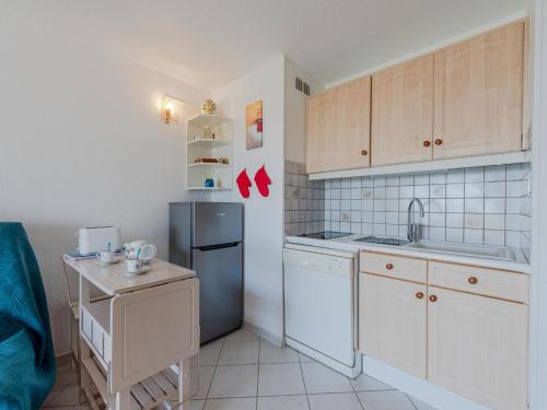 une petite cuisine avec un évier et un réfrigérateur dans l'établissement Apartment Aigues Marines by Interhome, à Port-Leucate