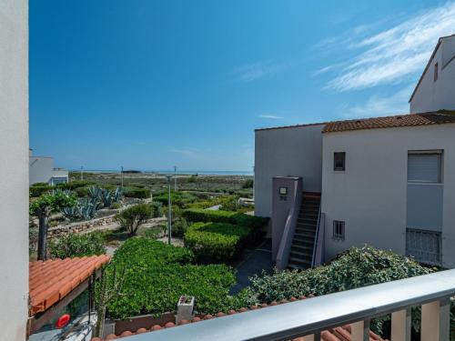 une vue depuis le balcon d'un immeuble dans l'établissement Apartment Aigues Marines by Interhome, à Port-Leucate