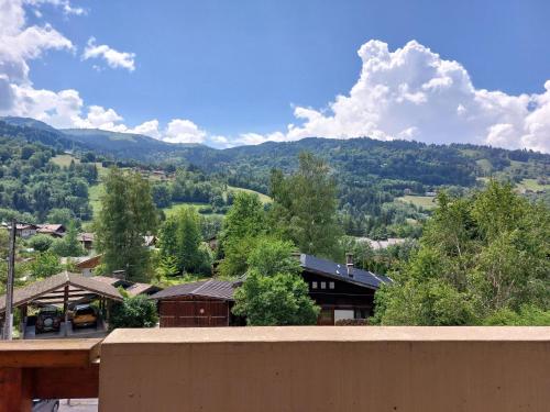 - une vue sur une ville avec des montagnes en arrière-plan dans l'établissement Studio Les chalets du soleil by Interhome, à Saint-Gervais-les-Bains
