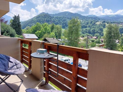 d'un balcon avec une table et une vue sur les montagnes. dans l'établissement Studio Les chalets du soleil by Interhome, à Saint-Gervais-les-Bains