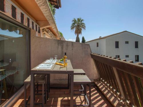 - un balcon avec une table et des verres à vin dans l'établissement Studio Le Bali-3 by Interhome, à La Ciotat