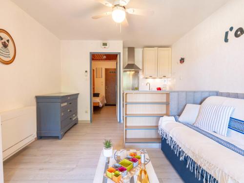 un salon avec un lit et une cuisine dans l'établissement Studio Les Regates-3 by Interhome, à Hyères