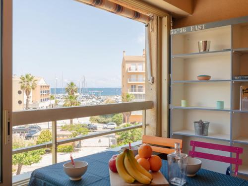 - une table avec des fruits et une vue sur l'océan dans l'établissement Studio Les Regates-3 by Interhome, à Hyères