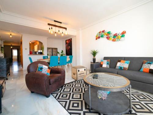 uma sala de estar com um sofá e uma mesa em Apartment Calpe Bay-4 by Interhome em Calpe