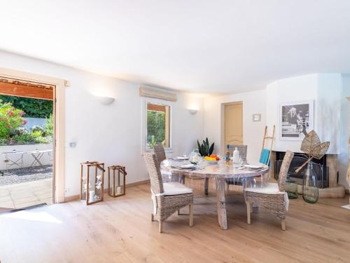 Un comedor con mesa y sillas en Villa Aurval by Interhome, en Cogolin