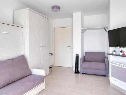 una sala de estar con un sofá y una silla en Studio Le Domaine de la Mer by Interhome, en Saint-Cyr-sur-Mer