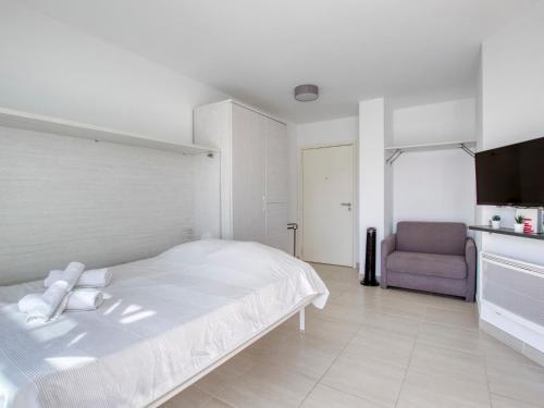 - une chambre blanche avec un lit et un canapé dans l'établissement Studio Le Domaine de la Mer by Interhome, à Saint-Cyr-sur-Mer