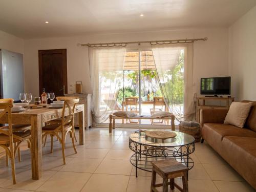 un salon avec une table et un canapé dans l'établissement Apartment Le Vallon des Chenes by Interhome, à Saint-Aygulf