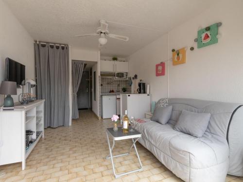 un salon avec un canapé blanc et une table dans l'établissement Studio La Frégate-13 by Interhome, au Grau-du-Roi