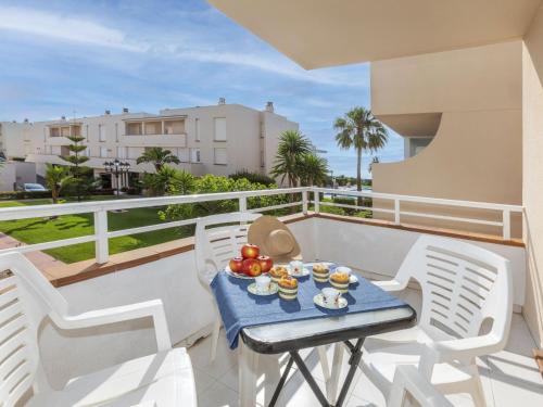 - une table sur un balcon avec un bol de fruits dans l'établissement Apartment Cala Gabriel by Interhome, à Vinaròs