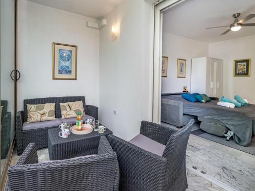 un salon avec un canapé, des chaises et un lit dans l'établissement Apartment Val Joli-1 by Interhome, à Cannes