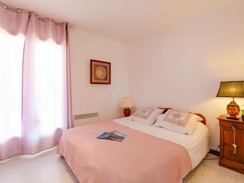 une chambre avec un grand lit et une fenêtre dans l'établissement Apartment Le Mas Kilou by Interhome, à Saint-Aygulf