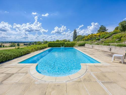 - une piscine au milieu d'un patio dans l'établissement Holiday Home Le Rossignol by Interhome, à Cailhau