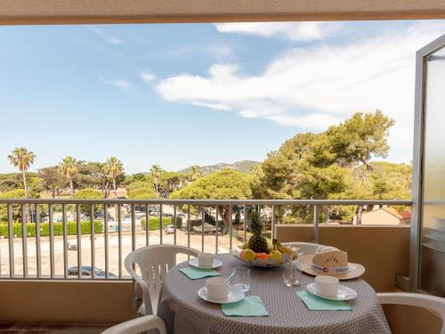 une table avec un bol de fruits sur un balcon dans l'établissement Studio Port de La Gavine-30 by Interhome, à Hyères