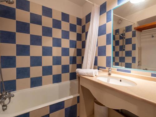 une salle de bain avec une baignoire et un lavabo et une baignoire dans l'établissement Studio Port de La Gavine-30 by Interhome, à Hyères