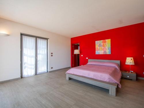 une chambre rouge avec un lit et un mur rouge dans l'établissement Villa Cabanon by Interhome, à Cavalaire-sur-Mer