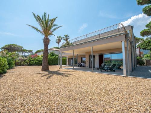 un palmier devant une maison dans l'établissement Villa Cabanon by Interhome, à Cavalaire-sur-Mer