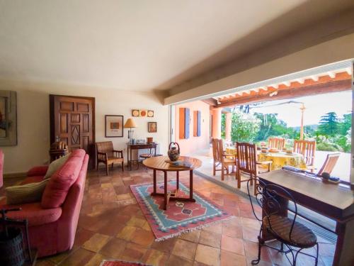 un salon avec un canapé et une table dans l'établissement Holiday Home La Tourelle des Ocres by Interhome, à Roussillon