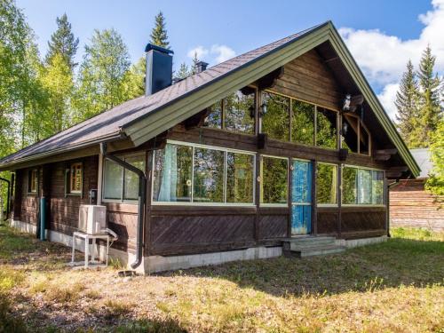 ein Haus mit einer großen Gruppe von Fenstern in der Unterkunft Holiday Home Kotimökki by Interhome in Sotkamo