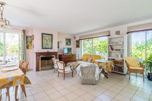 un salon avec une table et des chaises et une cheminée dans l'établissement Maison Bergeronnette - Welkeys, à Saint-Georges-dʼOléron