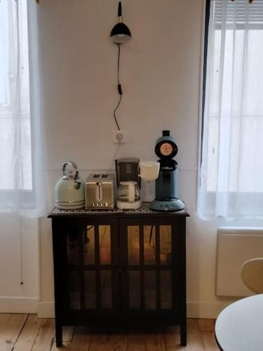 une table avec des appareils dessus dans une pièce dans l'établissement Charmante maison de ville Les 2B46, à Cahors